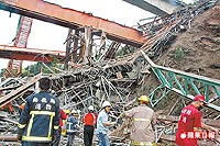鷹架鋼條、木條和混疑土重重壓下，造成搜救困難。中央社